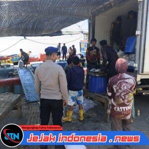 Satpolairud Polresta Banyuwangi Giat Patroli Menyasar Para ABK Kapal Tangkap Ikan dan Pekerja Dermaga.