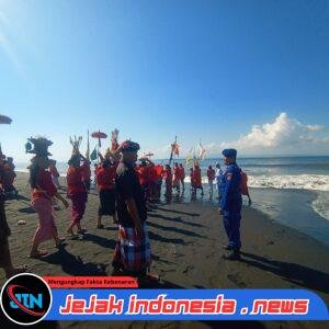 Polairud Polres Klungkung Amankan Kegiatan Keagamaan di Pantai Watu Klotok