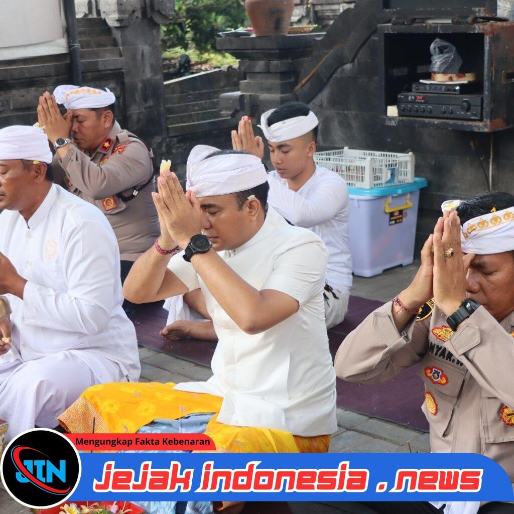 Perkuat Spiritualitas, Kapolres Karangasem Gelar Persembahyangan Tilem Kedasa Bersama Anggota