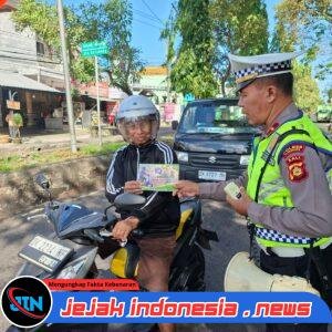 Satlantas Polres Klungkung Gencarkan Penerangan Keliling di Simpang Galiran.