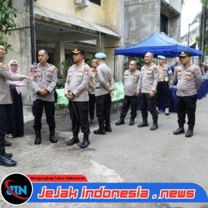 *Kapolda Metro Jaya Tinjau Lokasi Kebakaran Aspol Kalideres, Berikan Dukungan kepada Anggota Terdampak*