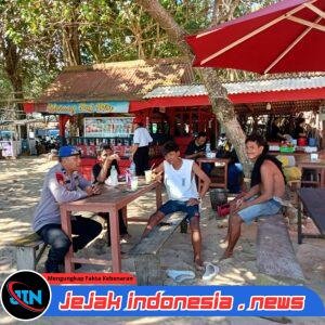Kanit Pos Unit Selatan Aipda I Wayan Wedhana Melaksanakan Patroli Dialogis Di Kawasan Wisata Pulau Merah