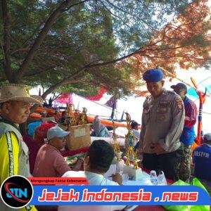 Personel Satpolairud Polresta Banyuwangi Bersama Polsek Kalipuro Giat Pengamanan Lomba Perahu Layar Dalam Rangka Halal Bihalal di Pantai Bulusan