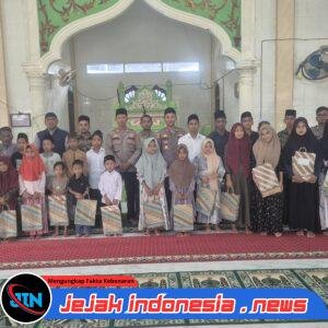 Melalui Mimbar Jumat, Kapolsek Syamtalira Bayu Salurkan Sampaikan Imbauan Kamtibmas dan Santuni Anak Yatim