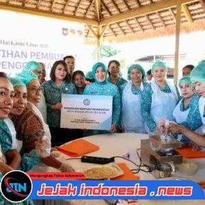 *Ketum TP PKK Tri Tito Karnavian Puji Produk Lokal Unggulan Minyak Kemiri Kabupaten Belu*