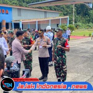 Kapolres Raja Ampat Sambut Kedatangan Wapres Gibran di Bandara Marinda