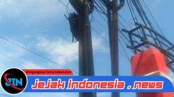 “Laba-Laba” Kabel Semrawut Hiasi Langit Jalan Sudirman Bulusan, Warga Keluhkan Bahaya dan Gangguan Estetika