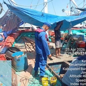 Satpolairud Polresta Banyuwangi Giat Patroli Di Pelabuhan Muncar