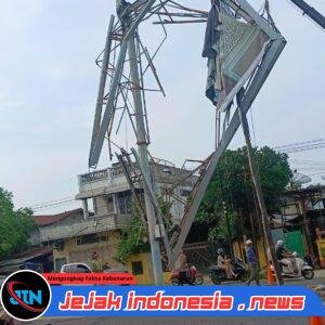 Respons Laporan Warga, Polisi Amankan Baliho Patah yang Ancam Pengguna Jalan