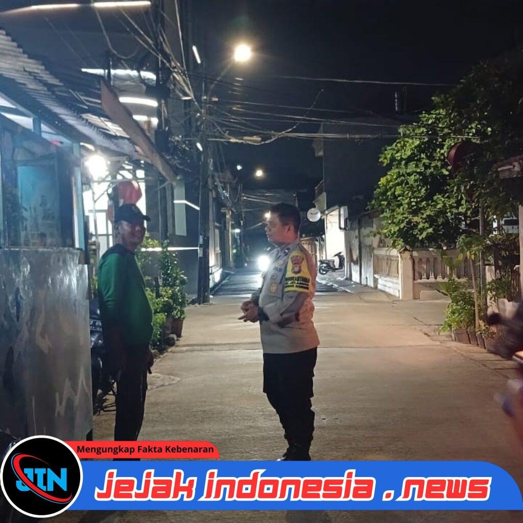 *Sambang Malam Hari, Polisi dan Linmas Perkuat Keamanan Lingkungan Jelambar*