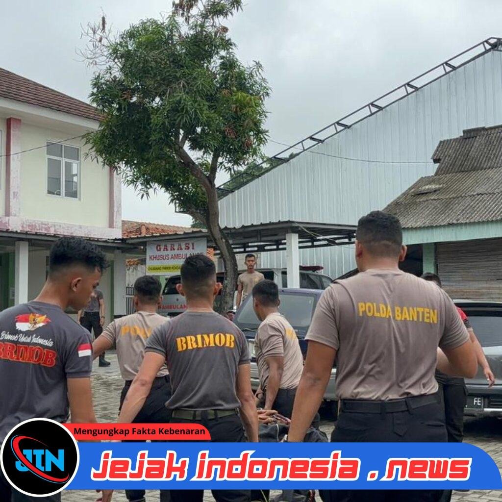 *Gerak Cepat Brimob Polda Banten Evakuasi Korban Laka Lantas*