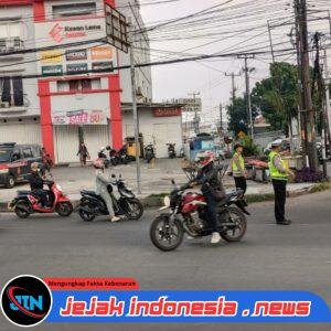 *Unit Lantas Polsek Cilegon dan Dishub urai kemacetan*
