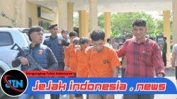 Polres Labusel Ungkap Kasus Pencurian Ternak, Kapolres Apresiasi Peran Aktif Masyarakat  Labuhanbatu Selatan  Polres Labuhanbatu Selatan menggelar press release pengungkapan kasus tindak pidana pencurian hewan ternak pada Jumat (1/5/2026) di halaman Mapolres Labuhanbatu Selatan. Dalam kegiatan tersebut, enam orang tersangka berhasil diamankan beserta sejumlah barang bukti, termasuk satu ekor lembu milik korban yang ditemukan dalam keadaan hidup.  Kapolres Labuhanbatu Selatan, AKBP Aditya S.P. Sembiring M, S.I.K., menjelaskan bahwa pengungkapan kasus ini merupakan hasil kerja cepat jajaran Satreskrim bersama Polsek Kampung Rakyat, serta dukungan informasi dari masyarakat.  “Keberhasilan ini tidak terlepas dari peran aktif masyarakat yang peduli terhadap situasi kamtibmas di lingkungannya. Kami mengucapkan terima kasih atas informasi yang diberikan sehingga kasus ini dapat segera diungkap,” ujar Kapolres.  Adapun enam tersangka yang diamankan masing-masing berinisial EMP alias Eka (29), AS alias Argo (33), AZS alias Amat (36), MLY alias Kepleh (56), DS alias Dedek (36), dan EA alias Bagong (29), yang berasal dari sejumlah wilayah di Labuhanbatu Selatan dan Rokan Hilir.  Barang bukti yang turut diamankan antara lain dua unit mobil Carry (warna hitam dan putih), satu unit sepeda motor Honda Beat Street, serta satu ekor lembu milik korban yang sebelumnya dicuri di Dusun Sosopan Kumbar, Desa Perkebunan Tolan, Kecamatan Kampung Rakyat.  Kapolres menegaskan, pihaknya akan terus meningkatkan upaya penegakan hukum terhadap berbagai bentuk kejahatan di wilayah hukum Polres Labuhanbatu Selatan.  “Kami berkomitmen untuk terus memberikan pelayanan terbaik dan menindak tegas pelaku kejahatan. Masyarakat juga kami imbau untuk tidak ragu melaporkan setiap tindak kriminal melalui layanan call center 110, dan layanan tersebut gratis dan kami akan merespon dengan cepat aduan masyarakat “. tambahnya.  Di sisi lain, rasa haru dan syukur disampaikan oleh perwakilan korban, Rosmiani Ritonga, warga Pekan Tolan. Ia mengaku sangat berterima kasih atas kerja keras pihak kepolisian yang telah menemukan kembali hewan ternaknya.  “Saya sangat bersyukur dan berterima kasih kepada Bapak Kapolres Labuhanbatu Selatan, bapak Kapolsek Kampung Rakyat dan seluruh jajaran yang sudah membantu menemukan pelaku pencuri hewan ternak kami. Ini sangat berarti bagi kami karena lembu tersebut adalah milik masyarakat yang hendak merayakan hari raya Haji,” ungkap Rosmiani dengan mata berkaca-kaca.  Kegiatan press release berakhir dalam situasi aman dan tertib, sekaligus menjadi bukti nyata sinergi antara kepolisian dan masyarakat dalam menjaga keamanan dan ketertiban di wilayah Labuhanbatu Selatan.