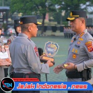 Kapolda Jabar Serahkan Penghargaan bagi Polres Berprestasi.