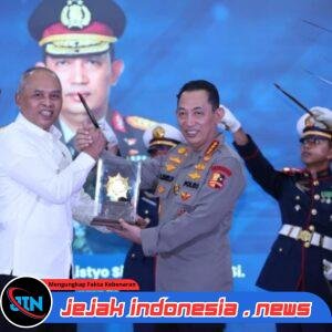 Kapolri Terima Tanda Kehormatan Adhi Bhakti Senapati dari BSSN, Tekankan Sinergi Ruang Siber