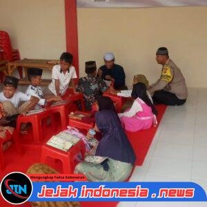 Bhabinkabtibmas tebar kepedulian dampingi anak-anak belajar alquran di polsek selesei