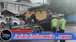 Laka Tunggal di Muara Dua, Toyota Land Cruiser Terbalik usai Hilang Kendali