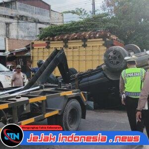 Laka Tunggal di Muara Dua, Toyota Land Cruiser Terbalik usai Hilang Kendali