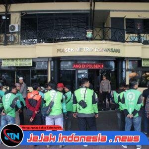 *Jumat Berkah, Polsek Metro Tamansari Berbagi dengan Komunitas Ojol dan Warga*