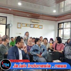 *Ciptakan Lingkungan Bersih, Bhabinkamtibmas Jelambar Sosialisasi Pengolahan Sampah*