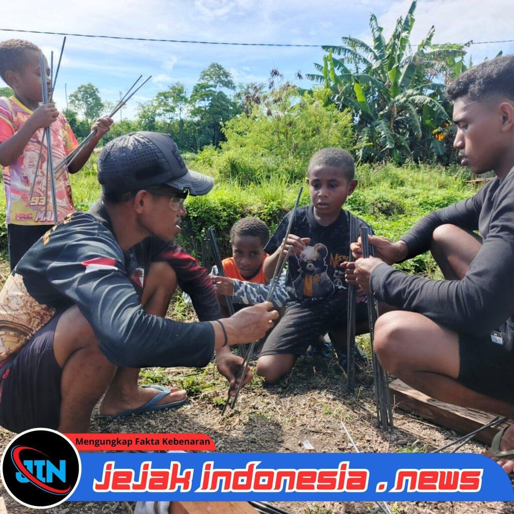 Keakraban Anak-Anak dengan Anggota Satgas TMMD ke-128 Kodim 1801/Manokwari