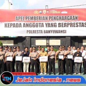 Kades Tambakrejo Apresiasi Polresta Banyuwangi, Hadiah Juara Patrol Disalurkan untuk Warga Terdampak Rumah Roboh