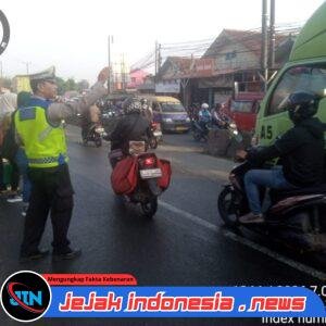 Aiptu Asep Kusheri Laksanakan Pengaturan Lalu Lintas di Pertigaan Columbus Cikupa