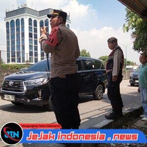 *Polsek Kebon Jeruk Tingkatkan Patroli jalan kaki Cegah Gangguan Kamtibmas*