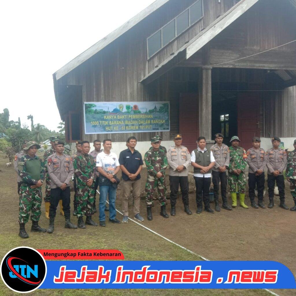 Sinergitas Tanpa Batas, Personel Polres Raja Ampat Ikuti Karya Bakti Serentak HUT Korem 181/PVT