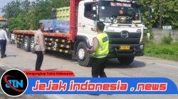 Petugas Gabungan Polres Serang Sekat Truk Tambang di Jawilan Dukung SK Gubernur Banten Nomor 567 Tahun 2025