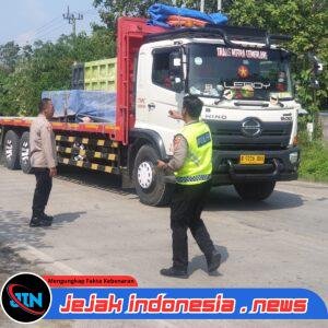 Petugas Gabungan Polres Serang Sekat Truk Tambang di Jawilan Dukung SK Gubernur Banten Nomor 567 Tahun 2025