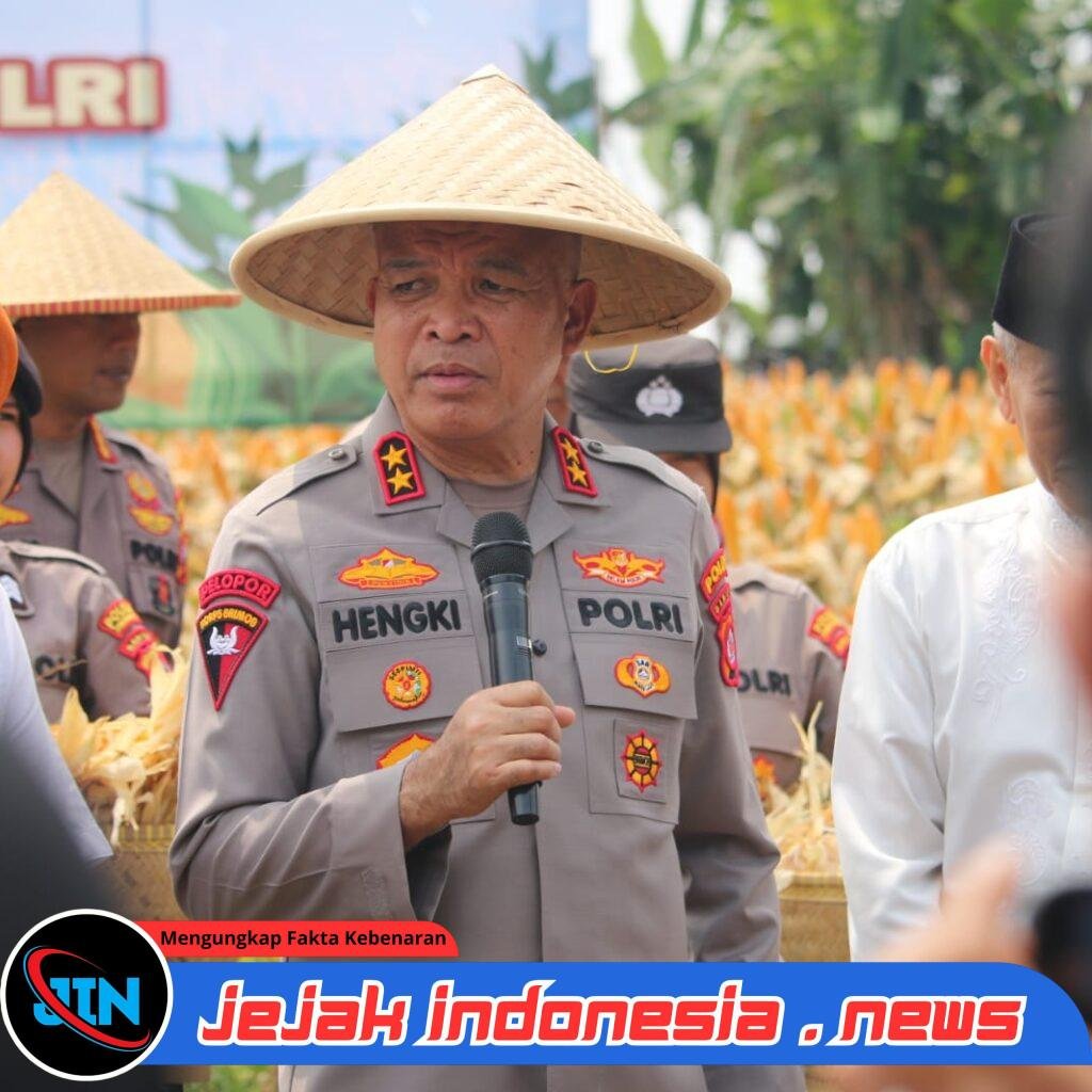 Dampingi Kapolda Banten, Kapolres Pandeglang Ikut Panen Raya Jagung Bersama Petani di Desa Paniis