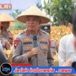Dampingi Kapolda Banten, Kapolres Pandeglang Ikut Panen Raya Jagung Bersama Petani di Desa Paniis