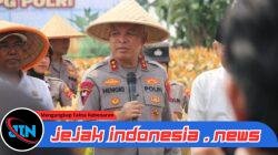 Dampingi Kapolda Banten, Kapolres Pandeglang Ikut Panen Raya Jagung Bersama Petani di Desa Paniis