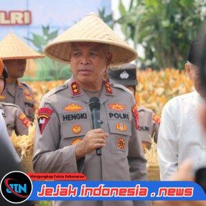 Dampingi Kapolda Banten, Kapolres Pandeglang Ikut Panen Raya Jagung Bersama Petani di Desa Paniis