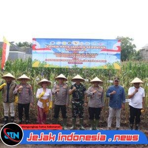 Sinergi Forkopimda Karangasem: Kapolres AKBP I Made Santika Pimpin Panen Raya Jagung Serentak di Bebandem
