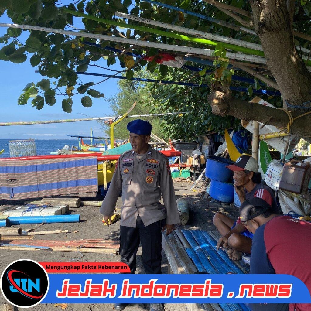 Satpolairud Polresta Banyuwangi Melaksanakan Patroli Dialogis & Pembinaan Penyuluhan Di kawasan Pantai Warujajar