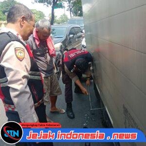 *Patroli Samapta Polsek Kalideres Sigap Bantu Pengemudi Truk Box Pecah Ban*