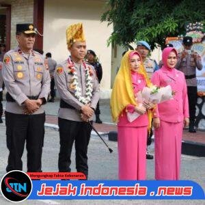 Kental Adat Kaili, Mako Polda Sulteng Sambut Hangat Kapolda Baru Brigjen Pol. Nasri dengan Tradisi Jajar Hormat