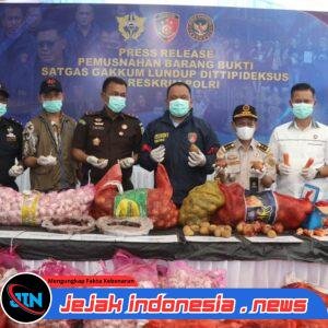 *Bareskrim Polri Musnahkan Ribuan Kilogram Bawang Impor Ilegal dari Jalur Tikus Perbatasan Malaysia*