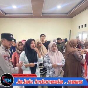 Polsek Panongan Monitoring dan Amankan Penyaluran Bantuan Pangan BULOG di Desa Peusar