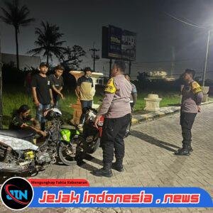 Datangi Pemuda Yang Nongkrong, Kanit Provost Aipda Bambang & Briptu Lutfi Berikan Himbauan Kamtibmas & Sosialisasi Call Center 110
