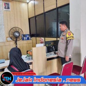 Bhabinkamtibmas Desa Bitung Jaya Sambangi Perangkat Desa, Perkuat Sinergitas Kamtibmas