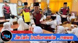 Samapta Polres Situbondo Berbagi 100 Kotak Kue di SD Nurul Ansor