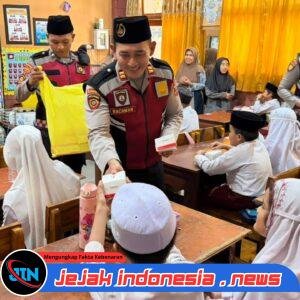 Samapta Polres Situbondo Berbagi 100 Kotak Kue di SD Nurul Ansor