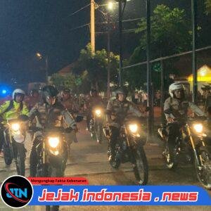 *Pantau Situasi Malam Idul Adha, Kapolres Aceh Utara dan Personel Laksanakan Patroli Wilayah*