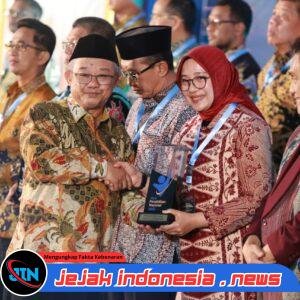 Banyak Program Inovatif, Bupati Ipuk Raih Dua Penghargaan Pendidikan dari Mendikdasmen