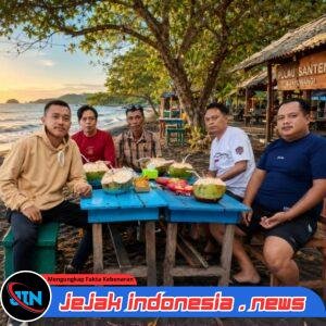 Obrolan Santai di Pinggir Pantai Pulau Santen, Tim PT Cahaya Pers Group