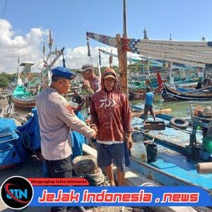 Satpolairud Polresta Banyuwangi Laksanakan Patroli Dialogis dan Sambang Nelayan di Pelabuhan Muncar