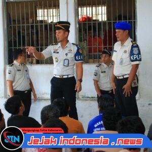Tingkatkan Kewaspadaan, Lapas Banyuwangi Gelar Razia Kamar Hunian Seusai Apel Pagi